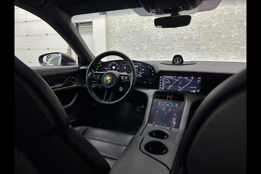 Porsche Taycan 4S Turbo Pakket Performance 84 kWh 490pk | Sport Chrono + | 360 Camera | ACC | Luchtvering | Carbon | 21" | Glasdak | 4WD | Vulkaangrijs | Carplay | Nw.Pr. 147.249,= | NL Auto | SOH Test | Garantie.