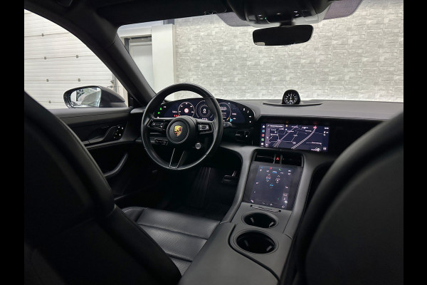 Porsche Taycan 4S Turbo Pakket Performance 84 kWh 490pk | Sport Chrono + | 360 Camera | ACC | Luchtvering | Carbon | 21" | Glasdak | 4WD | Vulkaangrijs | Carplay | Nw.Pr. 147.249,= | NL Auto | SOH Test | Garantie.