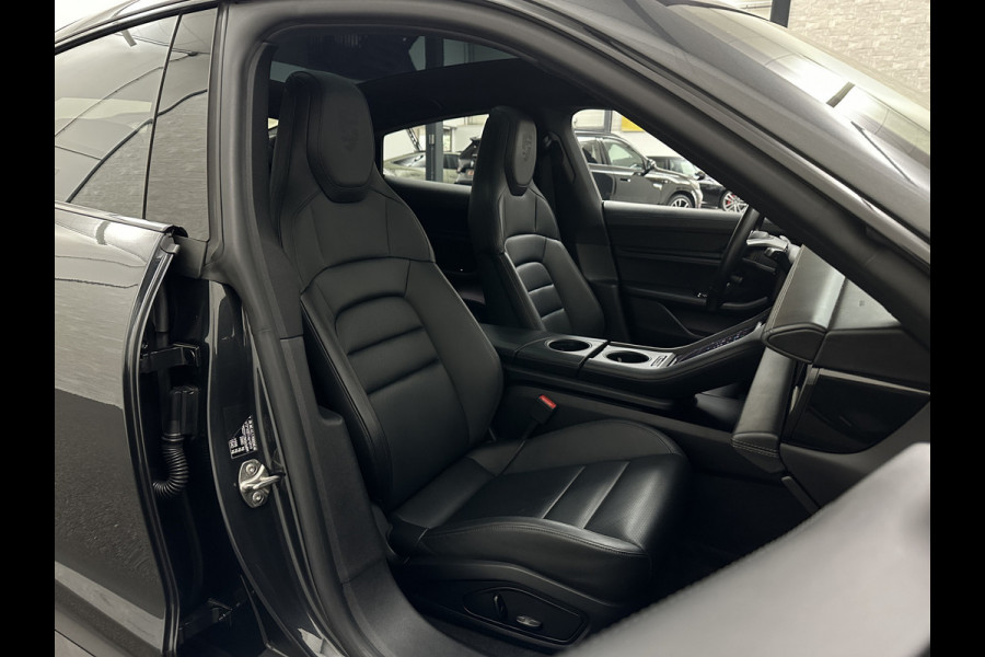 Porsche Taycan 4S Turbo Pakket Performance 84 kWh 490pk | Sport Chrono + | 360 Camera | ACC | Luchtvering | Carbon | 21" | Glasdak | 4WD | Vulkaangrijs | Carplay | Nw.Pr. 147.249,= | NL Auto | SOH Test | Garantie.