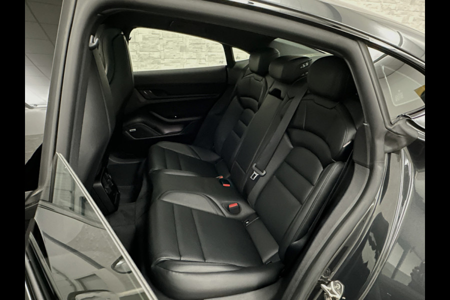 Porsche Taycan 4S Turbo Pakket Performance 84 kWh 490pk | Sport Chrono + | 360 Camera | ACC | Luchtvering | Carbon | 21" | Glasdak | 4WD | Vulkaangrijs | Carplay | Nw.Pr. 147.249,= | NL Auto | SOH Test | Garantie.