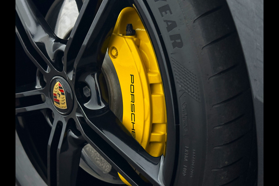 Porsche Taycan 4S Turbo Pakket Performance 84 kWh 490pk | Sport Chrono + | 360 Camera | ACC | Luchtvering | Carbon | 21" | Glasdak | 4WD | Vulkaangrijs | Carplay | Nw.Pr. 147.249,= | NL Auto | SOH Test | Garantie.