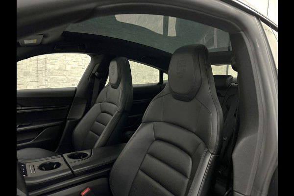 Porsche Taycan 4S Turbo Pakket Performance 84 kWh 490pk | Sport Chrono + | 360 Camera | ACC | Luchtvering | Carbon | 21" | Glasdak | 4WD | Vulkaangrijs | Carplay | Nw.Pr. 147.249,= | NL Auto | SOH Test | Garantie.