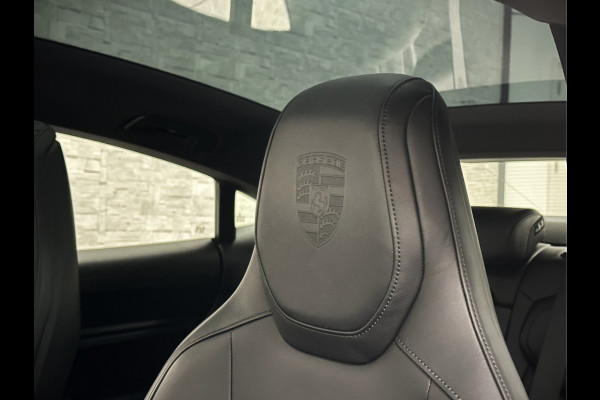 Porsche Taycan 4S Turbo Pakket Performance 84 kWh 490pk | Sport Chrono + | 360 Camera | ACC | Luchtvering | Carbon | 21" | Glasdak | 4WD | Vulkaangrijs | Carplay | Nw.Pr. 147.249,= | NL Auto | SOH Test | Garantie.