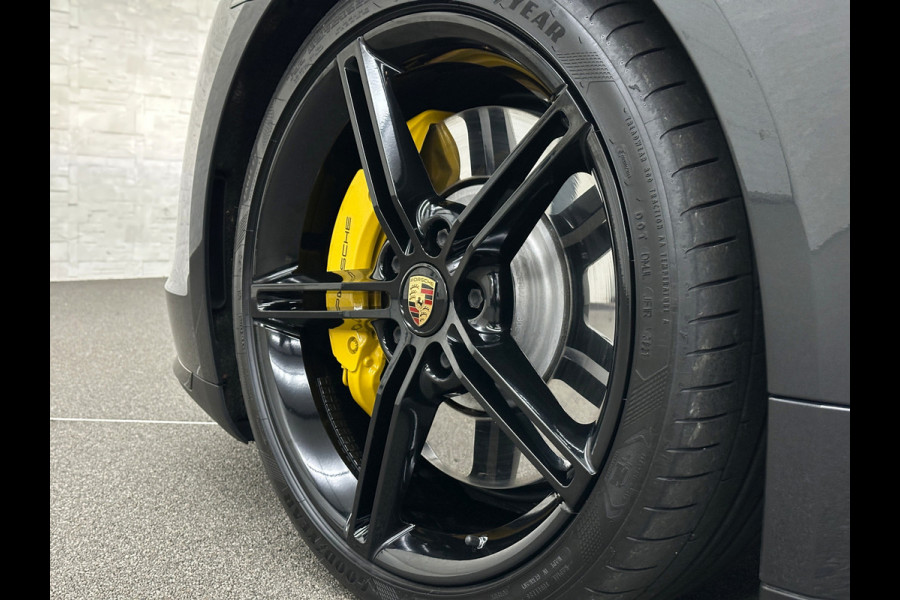Porsche Taycan 4S Turbo Pakket Performance 84 kWh 490pk | Sport Chrono + | 360 Camera | ACC | Luchtvering | Carbon | 21" | Glasdak | 4WD | Vulkaangrijs | Carplay | Nw.Pr. 147.249,= | NL Auto | SOH Test | Garantie.
