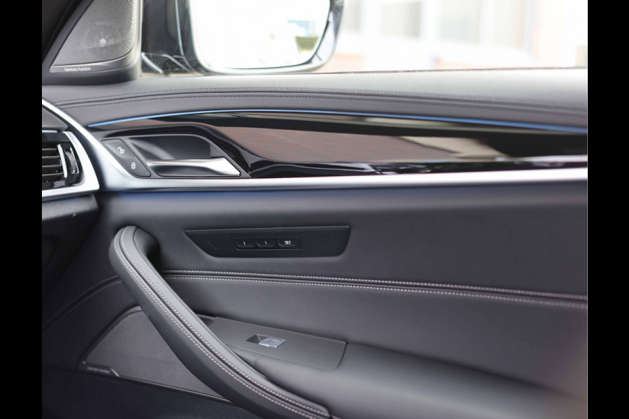 BMW 5 Serie Touring 530e xDrive | Pano - Trekhaak - HUD
