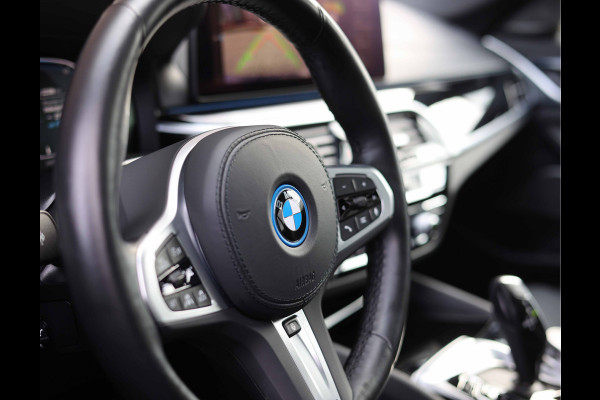 BMW 5 Serie Touring 530e xDrive | Pano - Trekhaak - HUD