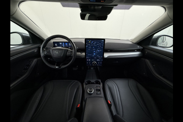 Ford Mustang Mach-E RWD 75kWh Soh 93% PanoDak Leer+Elektr+verwarmd+Geheugen (semi-)Autopilot Trekhaak 360°Topview-Camera Adaptive-Cruise-Cont DAB Lane-Assist Keyless-go Autonomous Emergency Braking ESP ASR Verkeersbordherkenning Vermoeidheidsherkenning Dodehoek-Detector 1e Eigenaar Origineel Nederlandse Auto Nieuwprijs €50.424