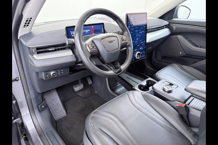 Ford Mustang Mach-E RWD 75kWh Soh 93% PanoDak Leer+Elektr+verwarmd+Geheugen (semi-)Autopilot Trekhaak 360°Topview-Camera Adaptive-Cruise-Cont DAB Lane-Assist Keyless-go Autonomous Emergency Braking ESP ASR Verkeersbordherkenning Vermoeidheidsherkenning Dodehoek-Detector 1e Eigenaar Origineel Nederlandse Auto Nieuwprijs €50.424