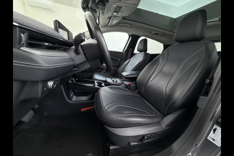 Ford Mustang Mach-E RWD 75kWh Soh 93% PanoDak Leer+Elektr+verwarmd+Geheugen (semi-)Autopilot Trekhaak 360°Topview-Camera Adaptive-Cruise-Cont DAB Lane-Assist Keyless-go Autonomous Emergency Braking ESP ASR Verkeersbordherkenning Vermoeidheidsherkenning Dodehoek-Detector 1e Eigenaar Origineel Nederlandse Auto Nieuwprijs €50.424