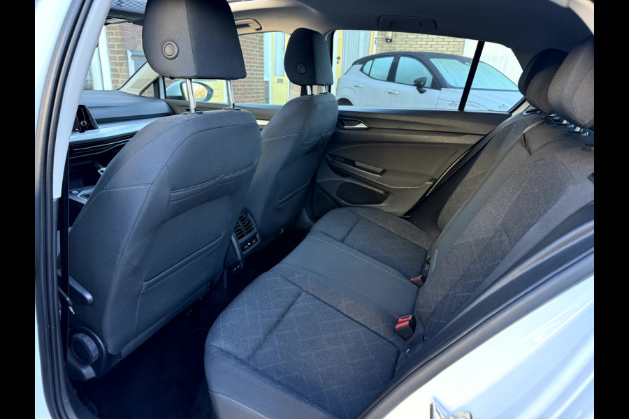 Volkswagen Golf 1.5 TSI Life Panoramadak, 18''Lmv, IQ Light, Winterpakket