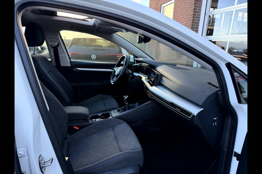 Volkswagen Golf 1.5 TSI Life Panoramadak, 18''Lmv, IQ Light, Winterpakket