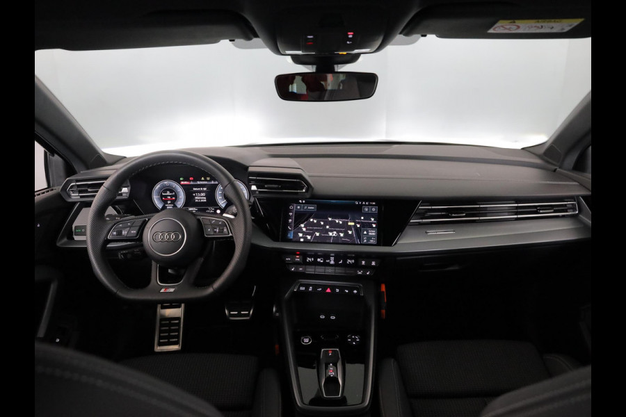 Audi A3 Sportback 40 TFSI e S edition 204 pk S-tronic | Verlengde garantie | Navigatie | Parkeersensoren (Park assist) | Achteruitrijcamera | Stoelverwarming | S-Line |
