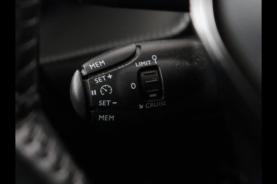 Peugeot e-2008 EV Allure 50 kWh | SOH 91% | 3 Fase | Half leder | Carplay | Camera | Full LED | Navigatie | Climate control | Parkeerhulp | Cruise control | Bluetooth