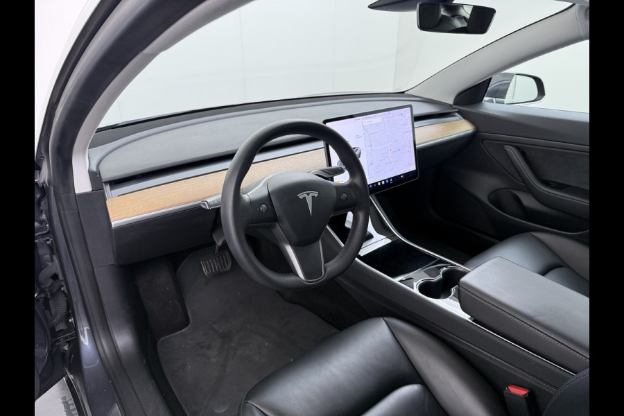Tesla Model 3 RWD SR plus Soh 92% LFP Accu Trekhaak AutoPilot Leder Panoramadak Adaptive-Cruise Camera's Elektr.-Stuur+Stoelen+Spiegels+Geheug Navi LED DAB Voorverwarmen Keyless One-Pedal-Drive Lmv 18" SOH 92% 1e Eigenaar Origineel Nederlandse Auto 1.000kg Trekvermogen