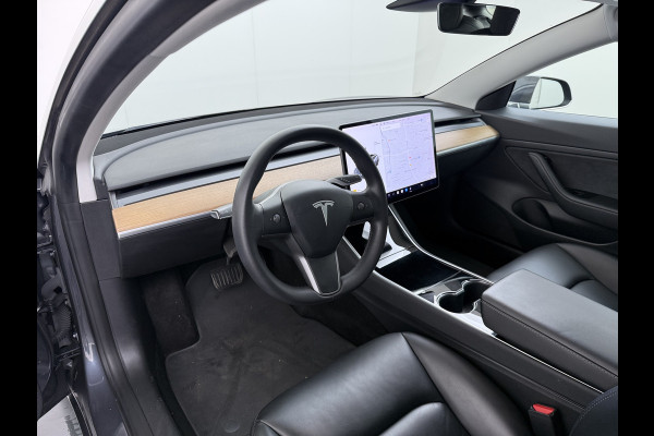Tesla Model 3 RWD SR plus Soh 92% LFP Accu Trekhaak AutoPilot Leder Panoramadak Adaptive-Cruise Camera's Elektr.-Stuur+Stoelen+Spiegels+Geheug Navi LED DAB Voorverwarmen Keyless One-Pedal-Drive Lmv 18" SOH 92% 1e Eigenaar Origineel Nederlandse Auto 1.000kg Trekvermogen