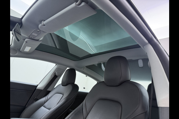 Tesla Model 3 SR+ 60kWh 325PK AutoPilot Leer PanoramaDak Adaptive Cruise Lmv 18" Camera's Elektr.-Stuur+Stoelen+Spiegels+Geheugen+Easy-Entry+V Soh 81% Ecc Navi Led DAB Voorverwarmen interieur via App Keyless One-Pedal-Drive Origineel Nederlandse Auto 1584kg licht! slechts 67 euro belasting p/m