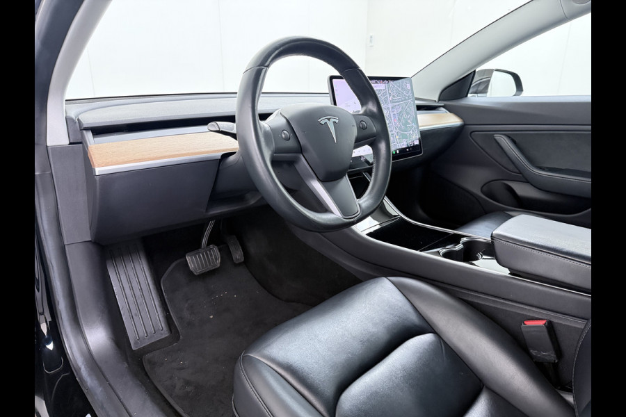 Tesla Model 3 SR+ 60kWh 325PK AutoPilot Leer PanoramaDak Adaptive Cruise Lmv 18" Camera's Elektr.-Stuur+Stoelen+Spiegels+Geheugen+Easy-Entry+V Soh 81% Ecc Navi Led DAB Voorverwarmen interieur via App Keyless One-Pedal-Drive Origineel Nederlandse Auto 1584kg licht! slechts 67 euro belasting p/m