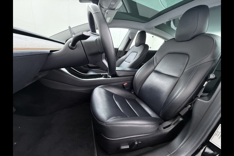 Tesla Model 3 SR+ 60kWh 325PK AutoPilot Leer PanoramaDak Adaptive Cruise Lmv 18" Camera's Elektr.-Stuur+Stoelen+Spiegels+Geheugen+Easy-Entry+V Soh 81% Ecc Navi Led DAB Voorverwarmen interieur via App Keyless One-Pedal-Drive Origineel Nederlandse Auto 1584kg licht! slechts 67 euro belasting p/m