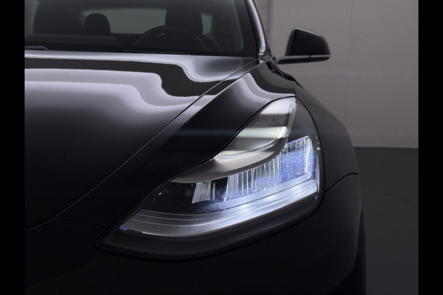 Tesla Model 3 SR+ 60kWh 325PK AutoPilot Leer PanoramaDak Adaptive Cruise Lmv 18" Camera's Elektr.-Stuur+Stoelen+Spiegels+Geheugen+Easy-Entry+V Soh 81% Ecc Navi Led DAB Voorverwarmen interieur via App Keyless One-Pedal-Drive Origineel Nederlandse Auto 1584kg licht! slechts 67 euro belasting p/m