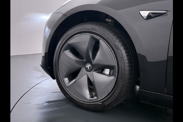 Tesla Model 3 SR+ 60kWh 325PK AutoPilot Leer PanoramaDak Adaptive Cruise Lmv 18" Camera's Elektr.-Stuur+Stoelen+Spiegels+Geheugen+Easy-Entry+V Soh 81% Ecc Navi Led DAB Voorverwarmen interieur via App Keyless One-Pedal-Drive Origineel Nederlandse Auto 1584kg licht! slechts 67 euro belasting p/m