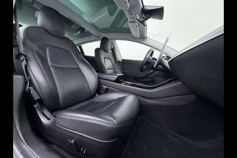 Tesla Model 3 SR+ 60kWh 325PK AutoPilot Leer PanoramaDak Adaptive Cruise Lmv 18" Camera's Elektr.-Stuur+Stoelen+Spiegels+Geheugen+Easy-Entry+V Soh 81% Ecc Navi Led DAB Voorverwarmen interieur via App Keyless One-Pedal-Drive Origineel Nederlandse Auto 1584kg licht! slechts 67 euro belasting p/m