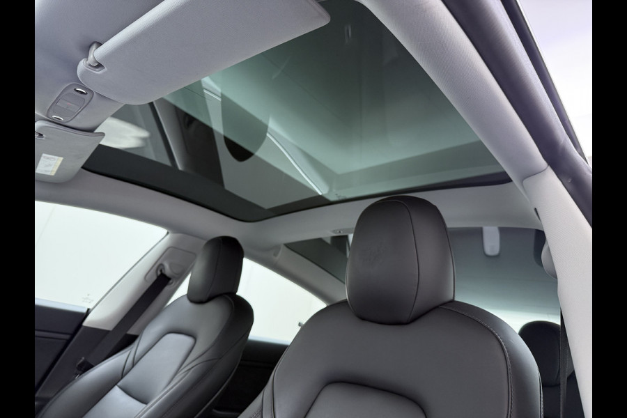 Tesla Model 3 RWD SR plus 325PK LFP Accu Trekhaak AutoPilot Leder Panoramadak Adaptive-Cruise Camera's Elektr.-Stuur+Stoelen+Spiegels+Geheugen Navi LED DAB Voorverwarmen Keyless One-Pedal-Drive Lmv 18" SOH 89% 1.000KG Trekgewicht 1e Eigenaar Origineel Nederlandse Auto Fabrieks Garantie op Accu en Motor tot 14-12-2028/160.000km