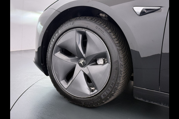 Tesla Model 3 RWD SR plus 325PK LFP Accu Trekhaak AutoPilot Leder Panoramadak Adaptive-Cruise Camera's Elektr.-Stuur+Stoelen+Spiegels+Geheugen Navi LED DAB Voorverwarmen Keyless One-Pedal-Drive Lmv 18" SOH 89% 1.000KG Trekgewicht 1e Eigenaar Origineel Nederlandse Auto Fabrieks Garantie op Accu en Motor tot 14-12-2028/160.000km