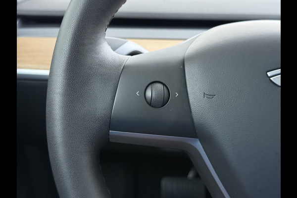 Tesla Model 3 RWD SR plus 325PK LFP Accu Trekhaak AutoPilot Leder Panoramadak Adaptive-Cruise Camera's Elektr.-Stuur+Stoelen+Spiegels+Geheugen Navi LED DAB Voorverwarmen Keyless One-Pedal-Drive Lmv 18" SOH 89% 1.000KG Trekgewicht 1e Eigenaar Origineel Nederlandse Auto Fabrieks Garantie op Accu en Motor tot 14-12-2028/160.000km