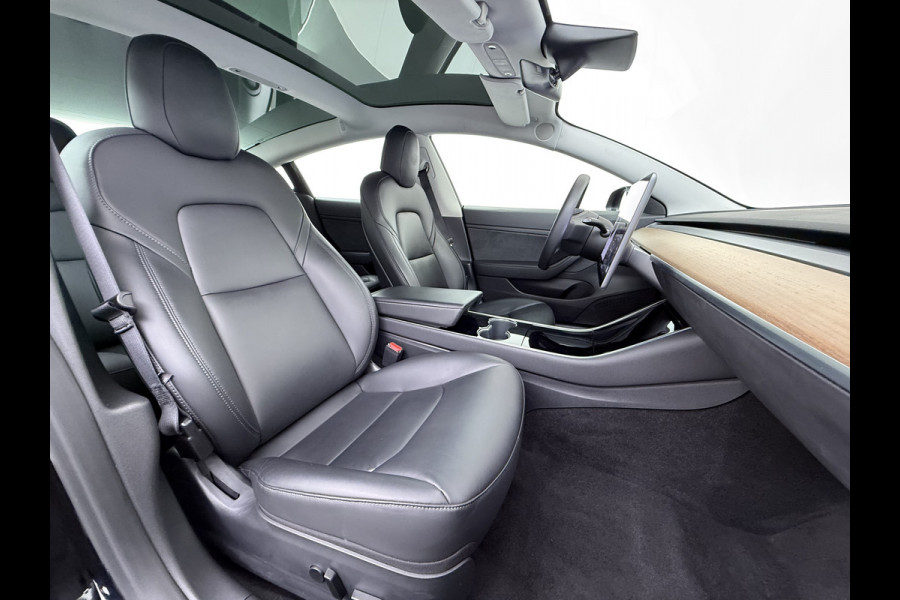 Tesla Model 3 RWD SR plus 325PK LFP Accu Trekhaak AutoPilot Leder Panoramadak Adaptive-Cruise Camera's Elektr.-Stuur+Stoelen+Spiegels+Geheugen Navi LED DAB Voorverwarmen Keyless One-Pedal-Drive Lmv 18" SOH 89% 1.000KG Trekgewicht 1e Eigenaar Origineel Nederlandse Auto Fabrieks Garantie op Accu en Motor tot 14-12-2028/160.000km
