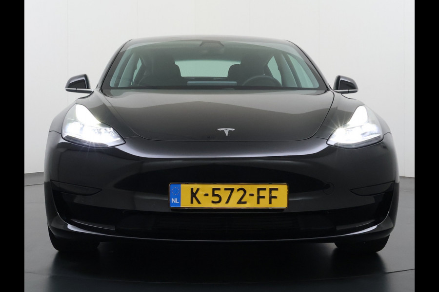Tesla Model 3 RWD SR plus 325PK LFP Accu Trekhaak AutoPilot Leder Panoramadak Adaptive-Cruise Camera's Elektr.-Stuur+Stoelen+Spiegels+Geheugen Navi LED DAB Voorverwarmen Keyless One-Pedal-Drive Lmv 18" SOH 89% 1.000KG Trekgewicht 1e Eigenaar Origineel Nederlandse Auto Fabrieks Garantie op Accu en Motor tot 14-12-2028/160.000km