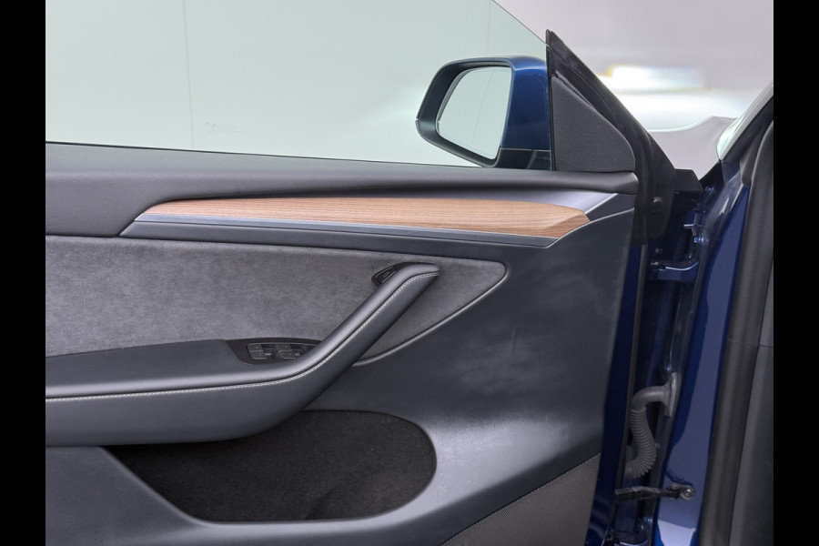 Tesla Model Y Long Range AWD 514pk SOH 92% Trekhaak Warmtepomp Leder Panoramadak Matrix-LED Autopilot Elektr.Stuur+Stoel+Verwarmd Navi Ecc Pre Camera's Elektr.AchterKlep Parkeer Assistent Sentry-Mode Privacyglas Bluetooth Dodehoek detector Connected services 1e Eigenaar 1.600KG Trekgewicht Fabrieksgarantie tot 27-6-2027 Garantie op Accu en Motoren 27-6-2031/192.000km