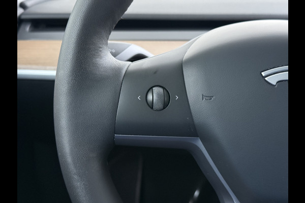 Tesla Model Y Long Range AWD 514pk SOH 92% Trekhaak Warmtepomp Leder Panoramadak Matrix-LED Autopilot Elektr.Stuur+Stoel+Verwarmd Navi Ecc Pre Camera's Elektr.AchterKlep Parkeer Assistent Sentry-Mode Privacyglas Bluetooth Dodehoek detector Connected services 1e Eigenaar 1.600KG Trekgewicht Fabrieksgarantie tot 27-6-2027 Garantie op Accu en Motoren 27-6-2031/192.000km