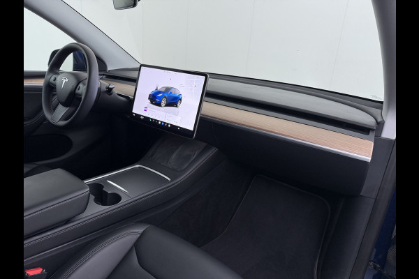 Tesla Model Y Long Range AWD 514pk SOH 92% Trekhaak Warmtepomp Leder Panoramadak Matrix-LED Autopilot Elektr.Stuur+Stoel+Verwarmd Navi Ecc Pre Camera's Elektr.AchterKlep Parkeer Assistent Sentry-Mode Privacyglas Bluetooth Dodehoek detector Connected services 1e Eigenaar 1.600KG Trekgewicht Fabrieksgarantie tot 27-6-2027 Garantie op Accu en Motoren 27-6-2031/192.000km