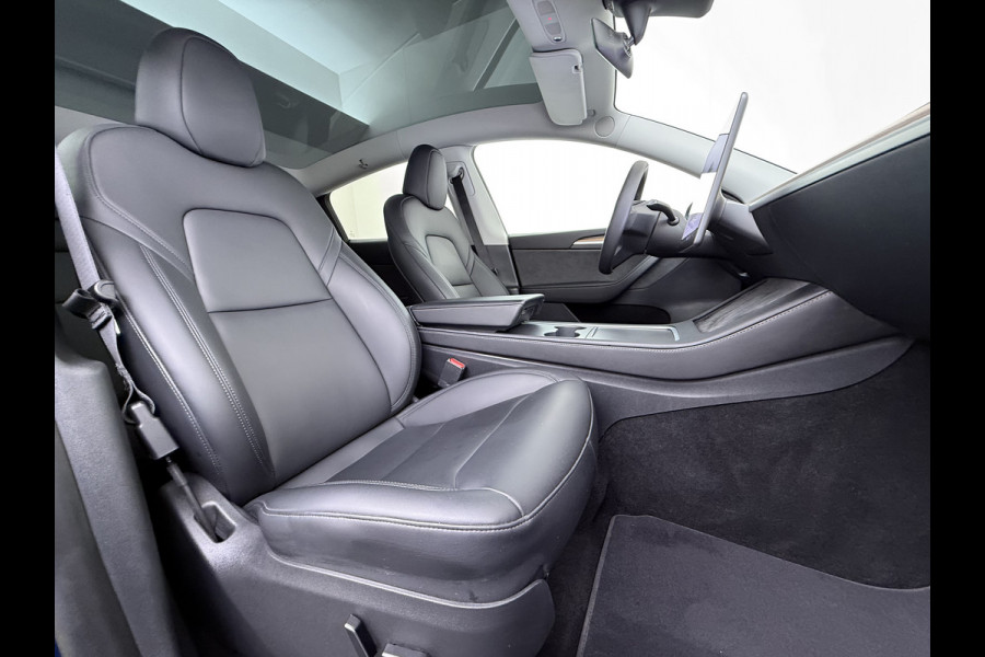 Tesla Model Y Long Range AWD 514pk SOH 92% Trekhaak Warmtepomp Leder Panoramadak Matrix-LED Autopilot Elektr.Stuur+Stoel+Verwarmd Navi Ecc Pre Camera's Elektr.AchterKlep Parkeer Assistent Sentry-Mode Privacyglas Bluetooth Dodehoek detector Connected services 1e Eigenaar 1.600KG Trekgewicht Fabrieksgarantie tot 27-6-2027 Garantie op Accu en Motoren 27-6-2031/192.000km