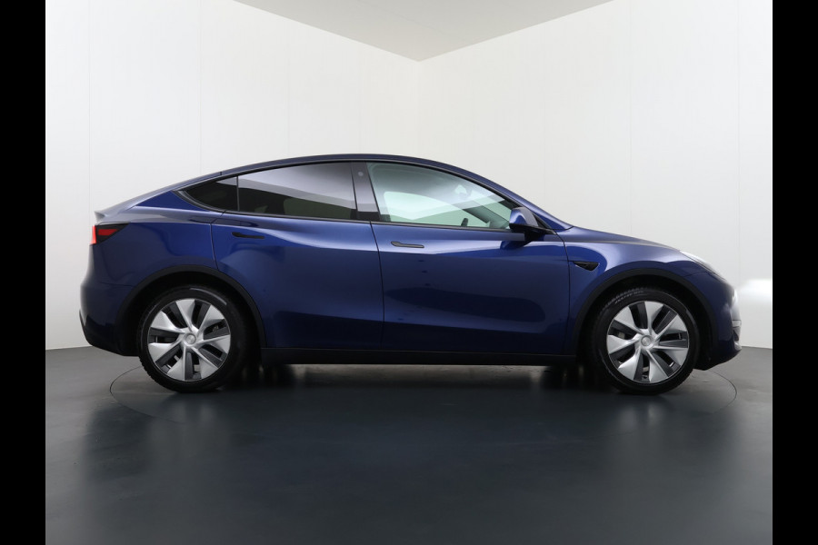 Tesla Model Y Long Range AWD 514pk SOH 92% Trekhaak Warmtepomp Leder Panoramadak Matrix-LED Autopilot Elektr.Stuur+Stoel+Verwarmd Navi Ecc Pre Camera's Elektr.AchterKlep Parkeer Assistent Sentry-Mode Privacyglas Bluetooth Dodehoek detector Connected services 1e Eigenaar 1.600KG Trekgewicht Fabrieksgarantie tot 27-6-2027 Garantie op Accu en Motoren 27-6-2031/192.000km