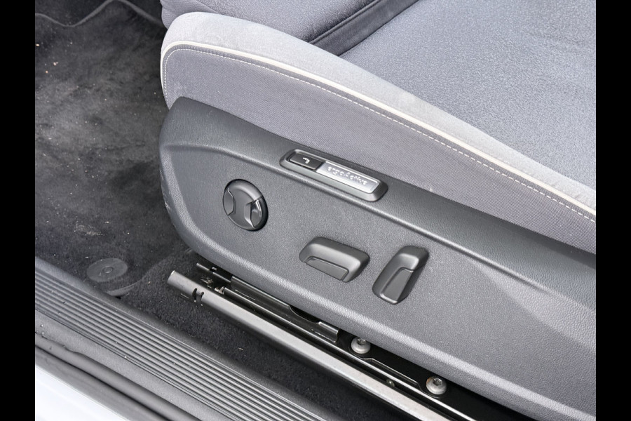 Volkswagen ID.3 First MAX 62kWh SOH 90% Panoramadak Ergo Active Stoelen Navi Pro Ecc Adap.Cruise Heads-Up Display Camera Pdc Lmv 20" Apple Carplay Android Auto Origineel Nederlandse Auto Zeer luxe uitvoering