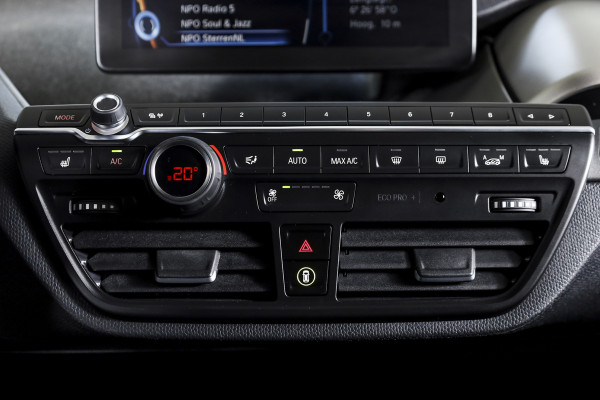 BMW i3 Basis 94Ah 33 kWh | S/k-panodak | Harman/Kardon | Dig. Cockpit | Adapt. cruise | Stoelverw. | PDC | Camera | NAV | ECC | LM 20" |