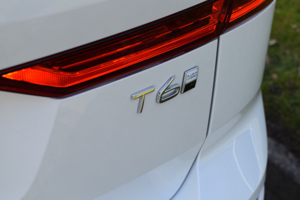 Volvo XC60 T6 Plug-in hybrid AWD Plus Dark | Trekhaak | Harman Kardon | Full LED