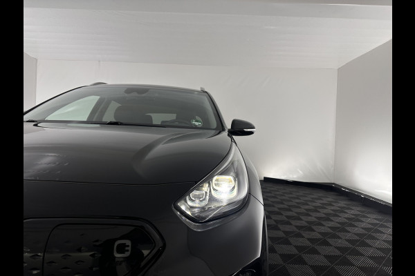 Kia e-Niro ExecutiveLine 64 kWh [ 3-Fase ] {SOH-100%} (INCL-BTW) Aut.*HEATPUMP | LEATHER | FULL-LED | NAVI-FULLMAP | ADAPTIVE-CRUISE | CAMERA | MEMORY-PACK | LANE-ASSIST | KEYLESS | DIGI-COCKPIT | PRIVACYGLASS | SHIFTPADDLES | COMFORTSEATS | 17"