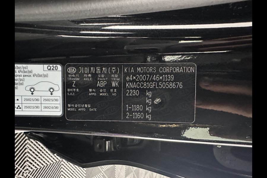 Kia e-Niro ExecutiveLine 64 kWh [ 3-Fase ] {SOH-100%} (INCL-BTW) Aut.*HEATPUMP | LEATHER | FULL-LED | NAVI-FULLMAP | ADAPTIVE-CRUISE | CAMERA | MEMORY-PACK | LANE-ASSIST | KEYLESS | DIGI-COCKPIT | PRIVACYGLASS | SHIFTPADDLES | COMFORTSEATS | 17"