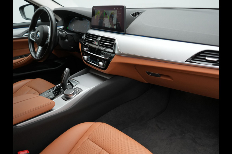 BMW 5 Serie Touring 530e xDrive Plug In Hybrid Business Edition Plus 293pk Dealer O.H PHEV | Trekhaak af Fabriek | Adaptive Cruise | 360 Camera | M Sportstuur | Keyless | BLIS |