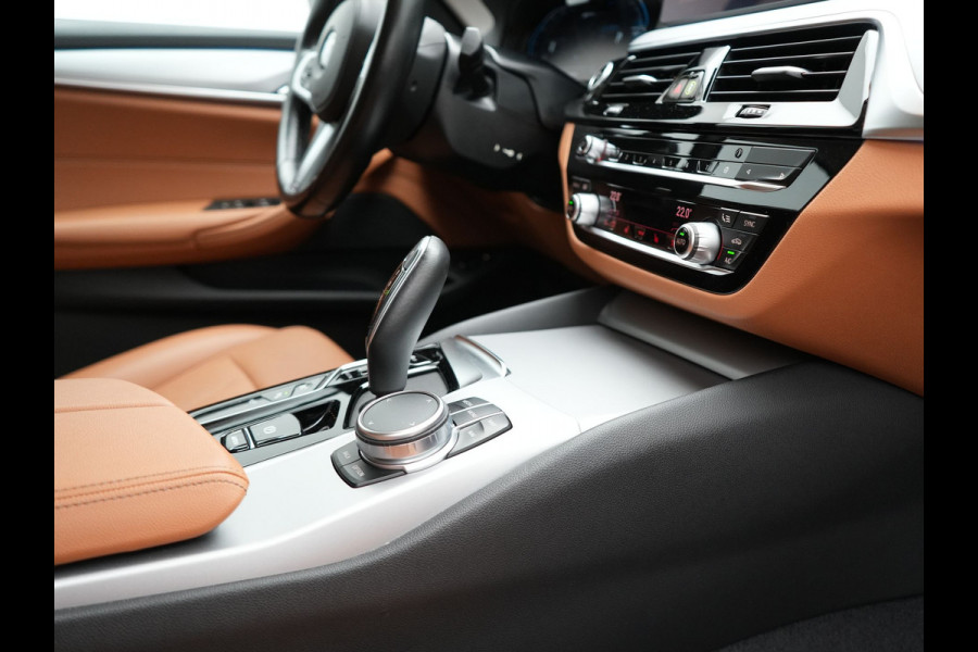 BMW 5 Serie Touring 530e xDrive Plug In Hybrid Business Edition Plus 293pk Dealer O.H PHEV | Trekhaak af Fabriek | Adaptive Cruise | 360 Camera | M Sportstuur | Keyless | BLIS |