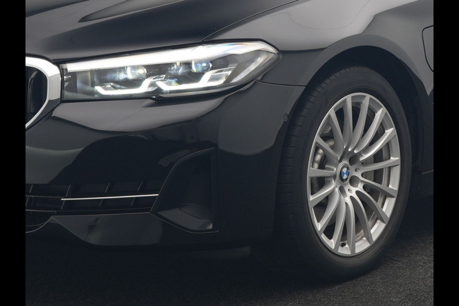 BMW 5 Serie Touring 530e xDrive Plug In Hybrid Business Edition Plus 293pk Dealer O.H PHEV | Trekhaak af Fabriek | Adaptive Cruise | 360 Camera | M Sportstuur | Keyless | BLIS |