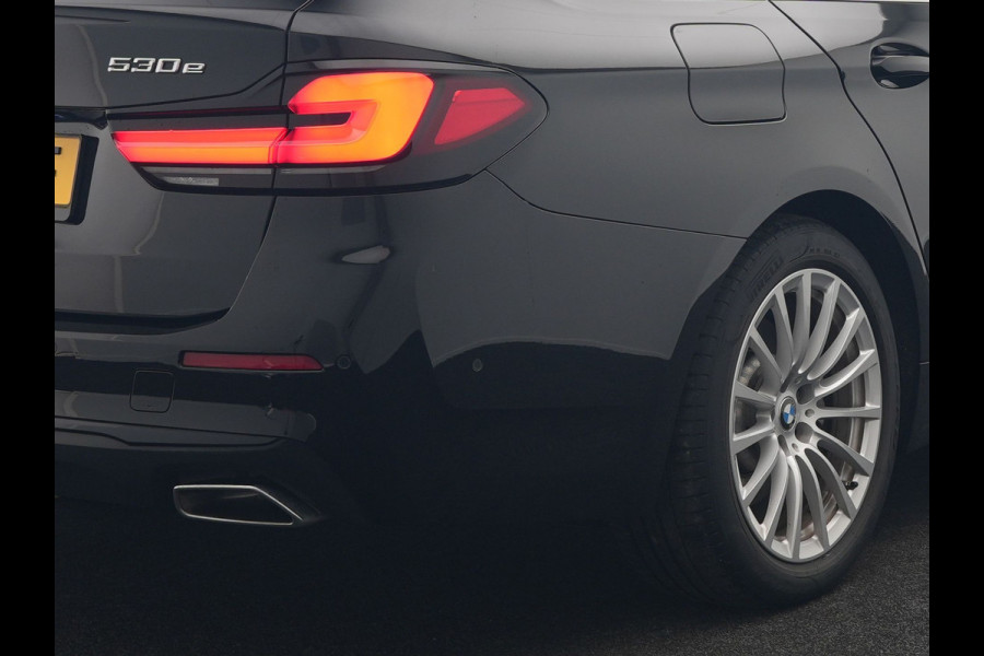 BMW 5 Serie Touring 530e xDrive Plug In Hybrid Business Edition Plus 293pk Dealer O.H PHEV | Trekhaak af Fabriek | Adaptive Cruise | 360 Camera | M Sportstuur | Keyless | BLIS |