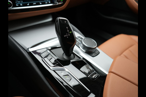 BMW 5 Serie Touring 530e xDrive Plug In Hybrid Business Edition Plus 293pk Dealer O.H PHEV | Trekhaak af Fabriek | Adaptive Cruise | 360 Camera | M Sportstuur | Keyless | BLIS |