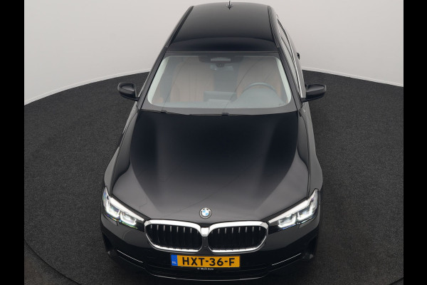 BMW 5 Serie Touring 530e xDrive Plug In Hybrid Business Edition Plus 293pk Dealer O.H PHEV | Trekhaak af Fabriek | Adaptive Cruise | 360 Camera | M Sportstuur | Keyless | BLIS |
