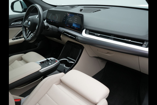 BMW X1 xDrive23i M Sport 204pk Dealer O.H | Panodak | Adaptive Cruise | Lederen Sportstoelen Massage & Memory | Head Up | 360 Camera | Harman Kardon | Widescreen Navi | Parkassist | Keyless | 19"L.M | Apple Carplay |
