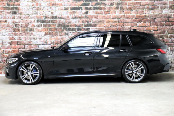 BMW 3 Serie Touring 330i xDrive High Executive M Sport / Panoramadak / Head-Up Display / Trekhaak / Leder / Apple CarPlay / Harman Kardon / 19 Inch /  Laserlicht / M Sportremsysteem / Adaptief M-onderstel