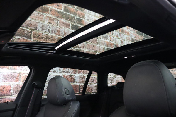 BMW 3 Serie Touring 330i xDrive High Executive M Sport / Panoramadak / Head-Up Display / Trekhaak / Leder / Apple CarPlay / Harman Kardon / 19 Inch /  Laserlicht / M Sportremsysteem / Adaptief M-onderstel