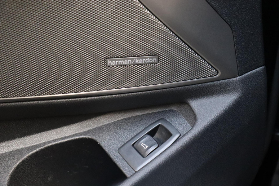 BMW 3 Serie Touring 330i xDrive High Executive M Sport / Panoramadak / Head-Up Display / Trekhaak / Leder / Apple CarPlay / Harman Kardon / 19 Inch /  Laserlicht / M Sportremsysteem / Adaptief M-onderstel